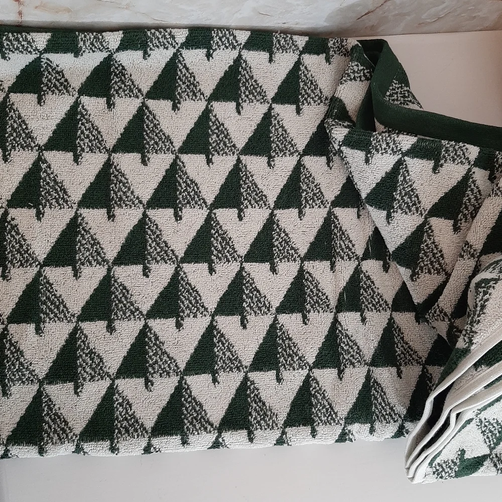 *West Elm Modern Pine Tree Jacquard Bath Towel (1 Towel)